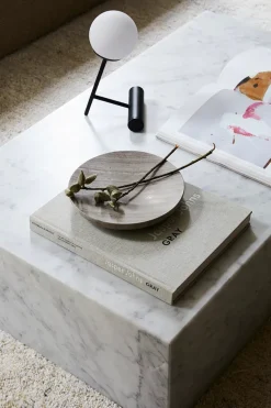 Plinth Low White Carrara marmor fra Audo Copenhagen