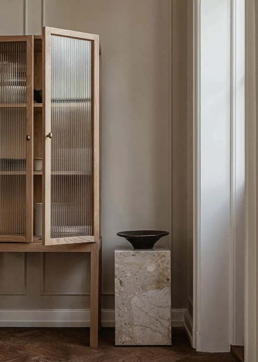 Plinth Tall, grey galaxy marble fra Audo Copenhagen