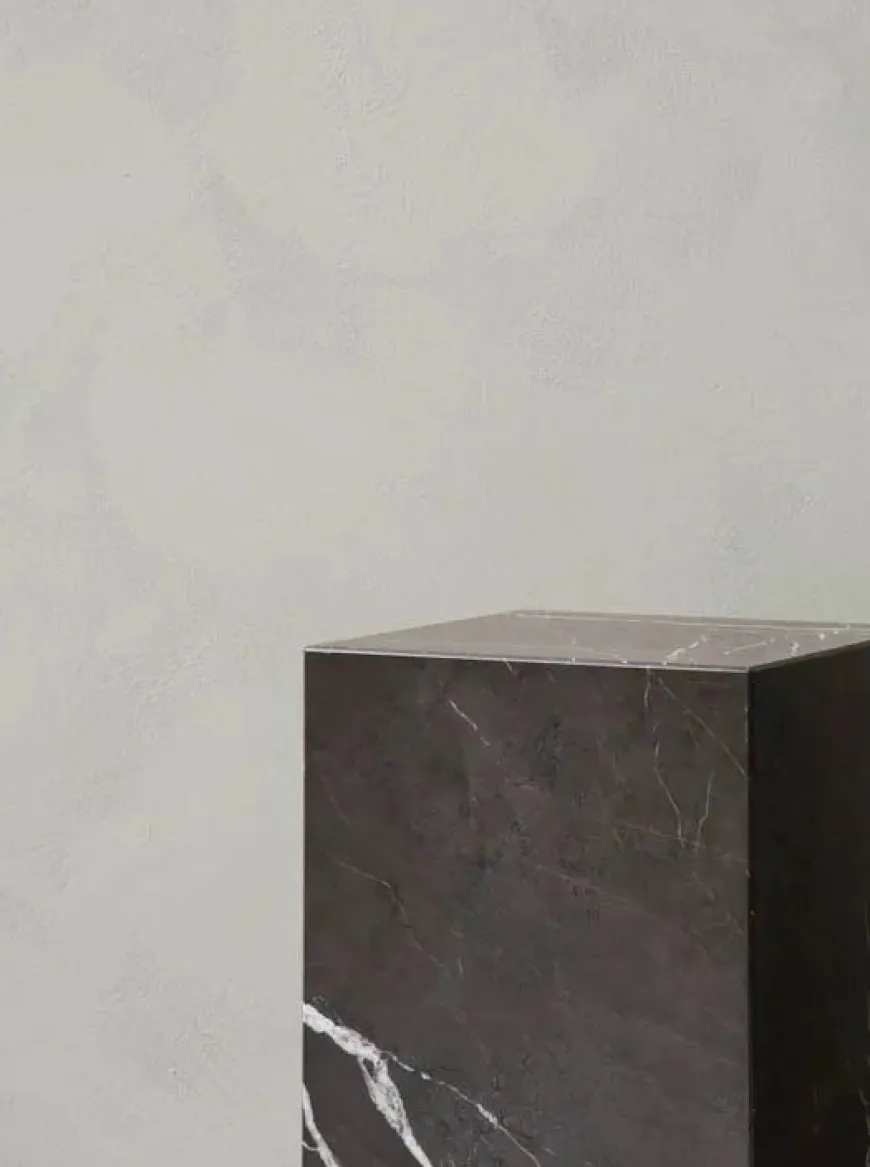 Plinth Tall, grey galaxy marble fra Audo Copenhagen