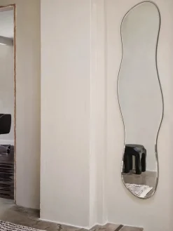 Pond Mirror Full Size, dark chrome fra Ferm Living