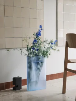 Ridge Vase, light blue frosted glass fra Muuto