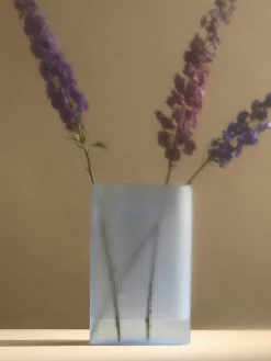 Ridge Vase, light blue frosted glass fra Muuto