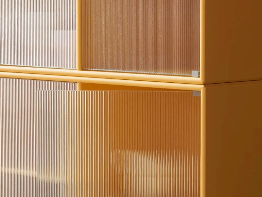 Ripple IV Vitrineskab, inkl. sokkel fra Montana