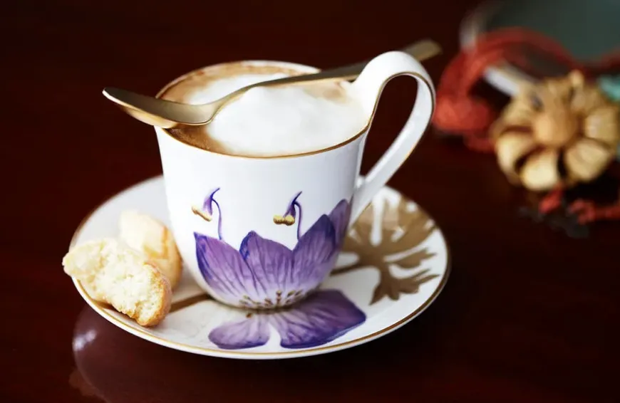 Royal Copenhagen Flora højhankskop med underkop, Magnolia