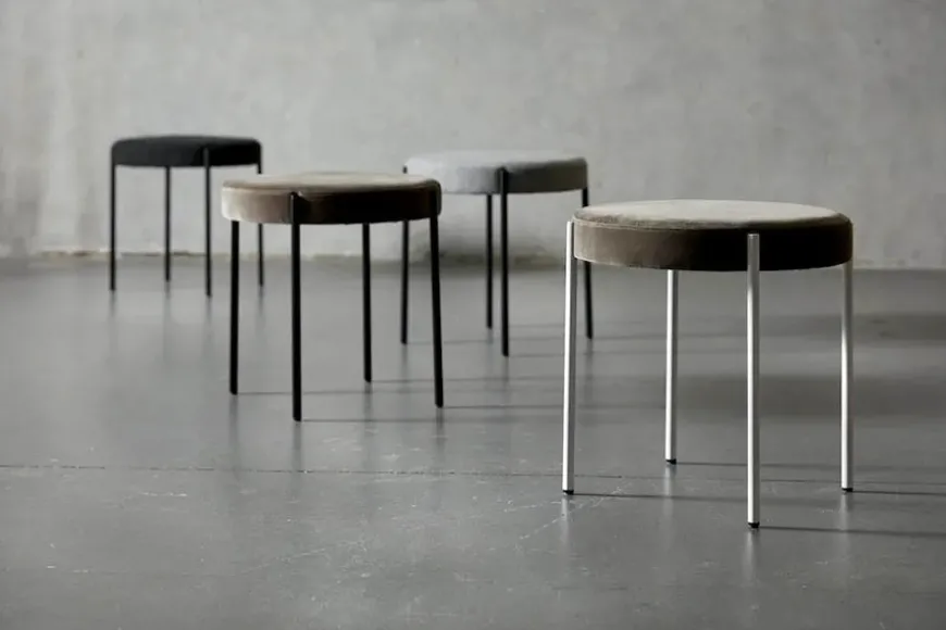 Serie 430 skammel, sort af Verner Panton