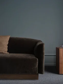 Shore Sofa 2 Seater Plinth, umber fra New Works