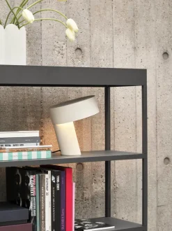 Slant bordlampe fra Hay