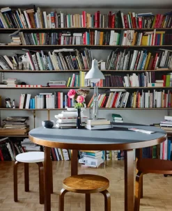 Stool 60, honey stained birk fra Artek