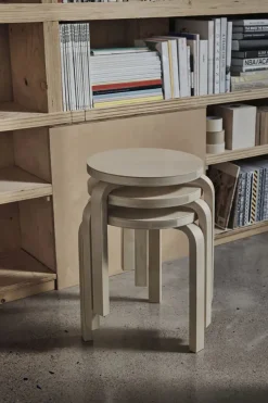 Stool E60, lakeret birk fra Artek