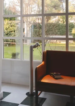 Tatu Alta Gulvlampe, white grey fra Santa and Cole