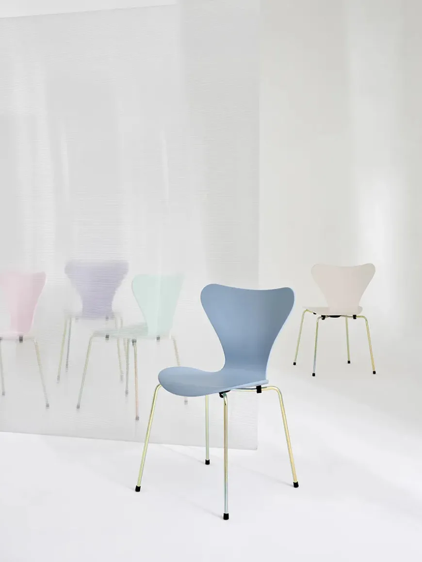 70th Anniversary Edition 3107 Spisebordsstol, 7:14 AM Green af Arne Jacobsen