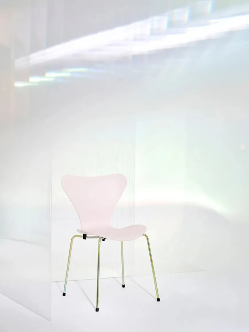 70th Anniversary Edition 3107 Spisebordsstol, 7:14 AM Green af Arne Jacobsen