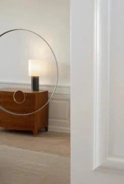 The Eight Over Eight Lamp Small, white marble fra Louise Roe