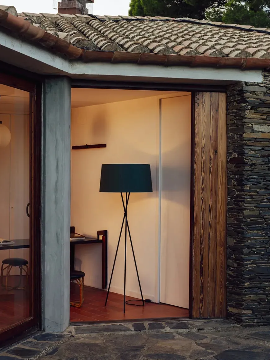 Tripode Gulvlampe fra Santa and Cole, raw green (G5)