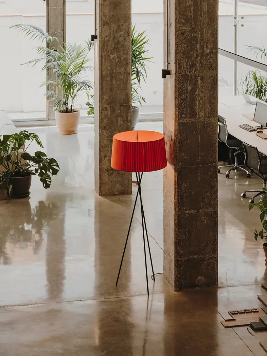 Tripode Gulvlampe fra Santa and Cole, mustard (G5)