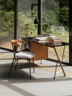 Violin Dining Chair, american walnut fra GUBI