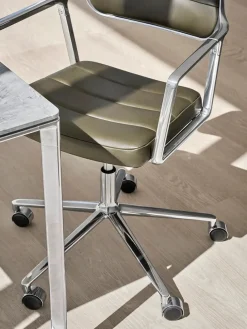 VIPP453 Swivel+ Chair m/hjul, bosco grøn læder fra Vipp