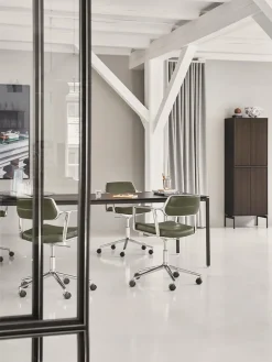 VIPP453 Swivel+ Chair m/hjul, sort læder fra Vipp