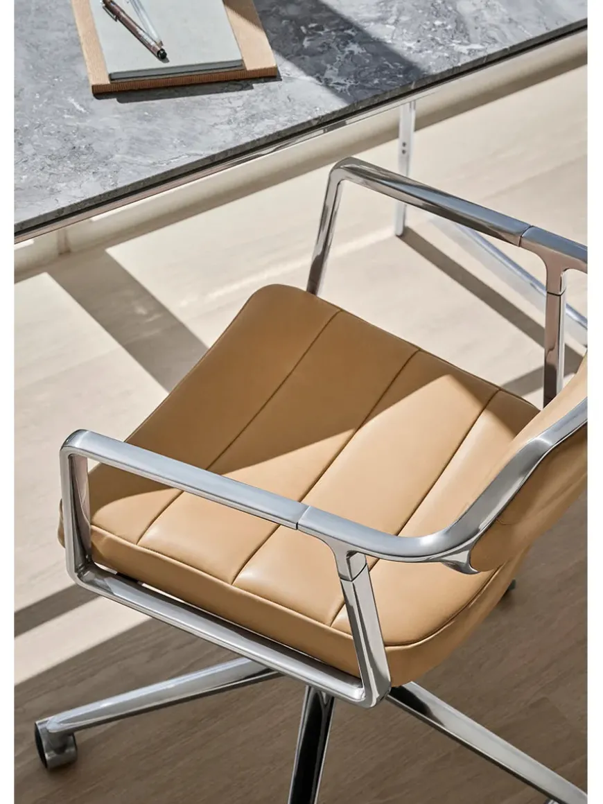 VIPP453 Swivel+ Chair, sort læder fra Vipp