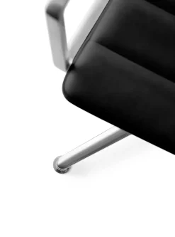 VIPP452 Swivel Chair, sort læder fra Vipp