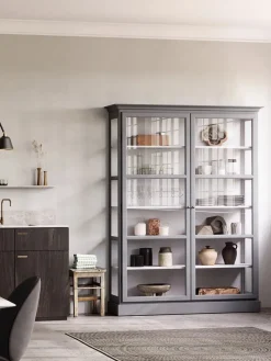 Vitrineskab Classic V2, lys grå fra Lindebjerg Design