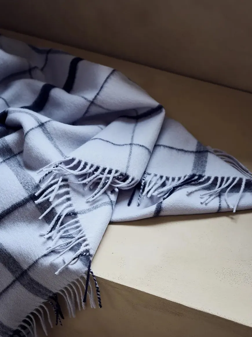 Warp & Weft Plaid, concrete/midnight fra Silkeborg Uldspinderi