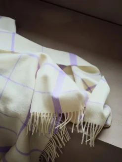 Warp & Weft Plaid, raw white/lilac fra Silkeborg Uldspinderi