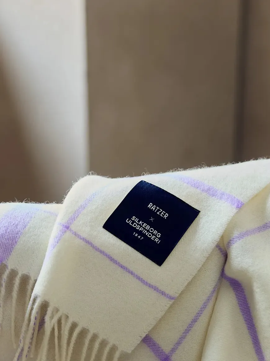 Warp & Weft Plaid, raw white/lilac fra Silkeborg Uldspinderi