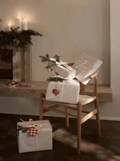 Y-stol CH24, Eg hvidolie af Hans J. Wegner