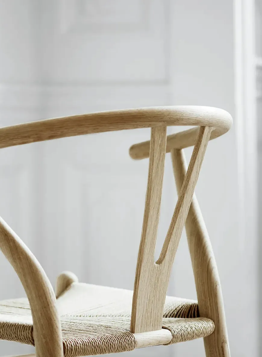 Y-stol CH24, Eg hvidolie af Hans J. Wegner