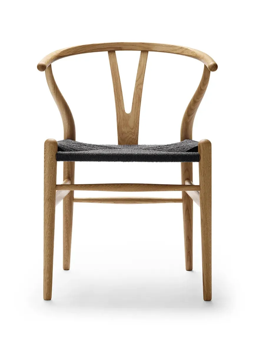 Y-stol CH24, Eg røget olie med sort flet af Hans J. Wegner