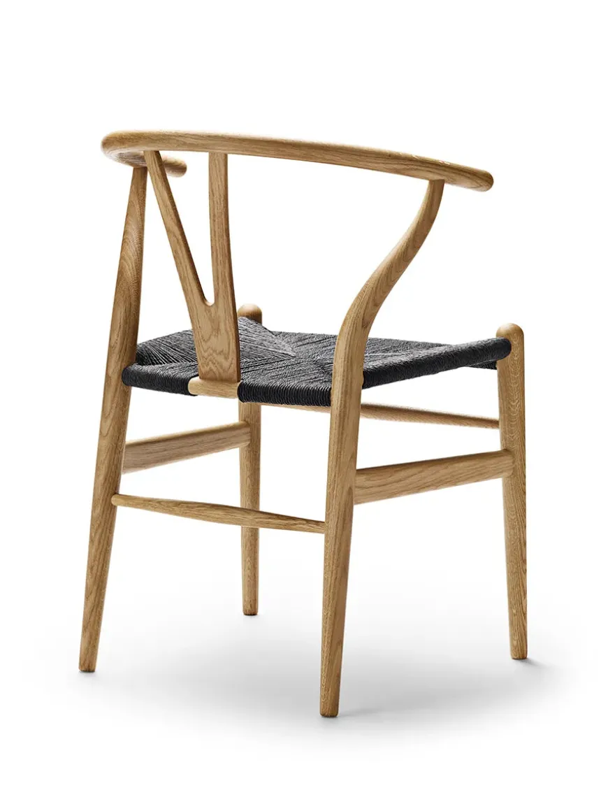 Y-stol CH24, Eg røget olie med sort flet af Hans J. Wegner