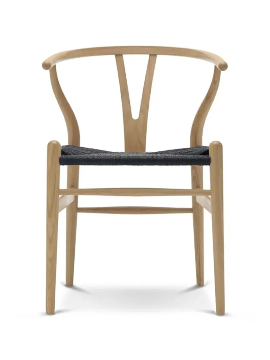 Y-stol CH24, Eg røget olie med sort flet af Hans J. Wegner